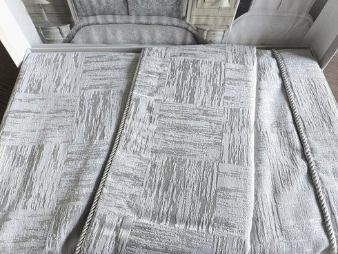 Prabangi lovatiesė "Rebecca" su 2 pagalvių užvalkalais, pilka